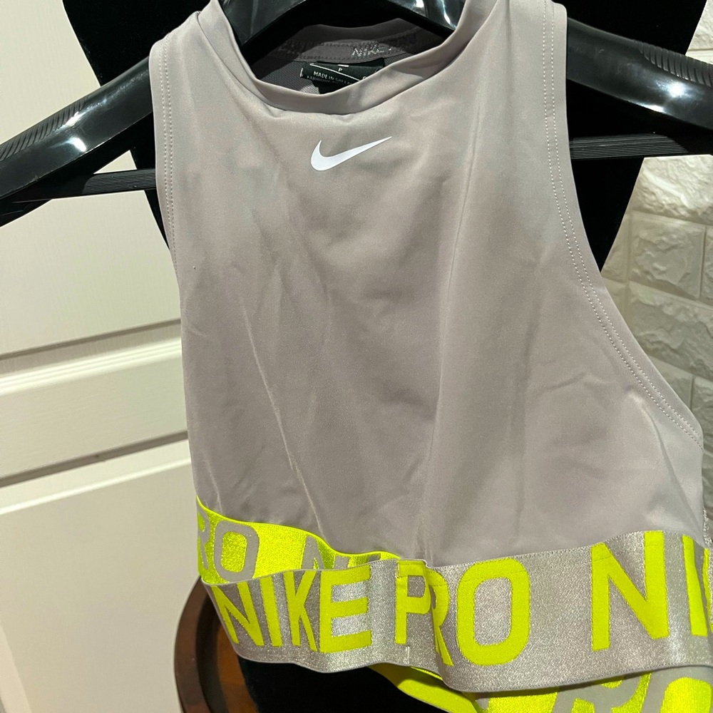 Nike Pro Cropped Workout Top /Sports Bra